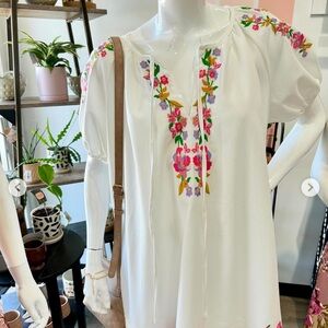 Beautiful floral embroidered white dress. Size M. BNWT